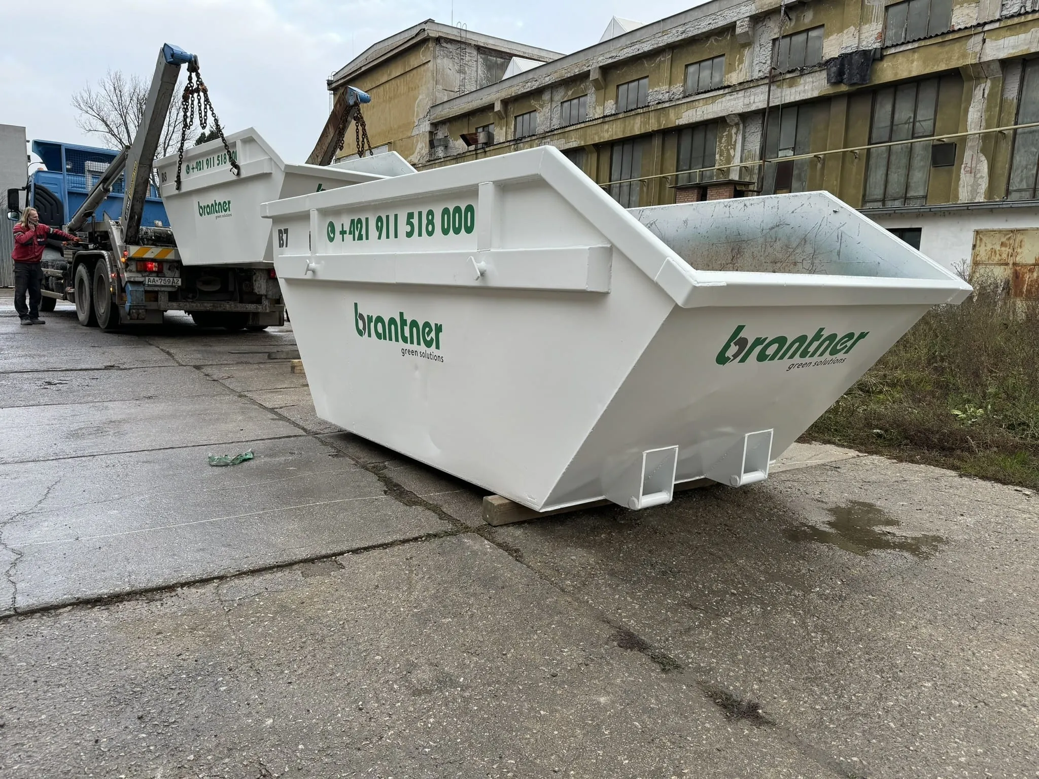 Kontajner po renovácii náteru s obnoveným bielym povrchom